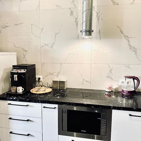 Modern Apartments With A Coffee Machine In The City Center, A View Of The City Rivne Kültér fotó