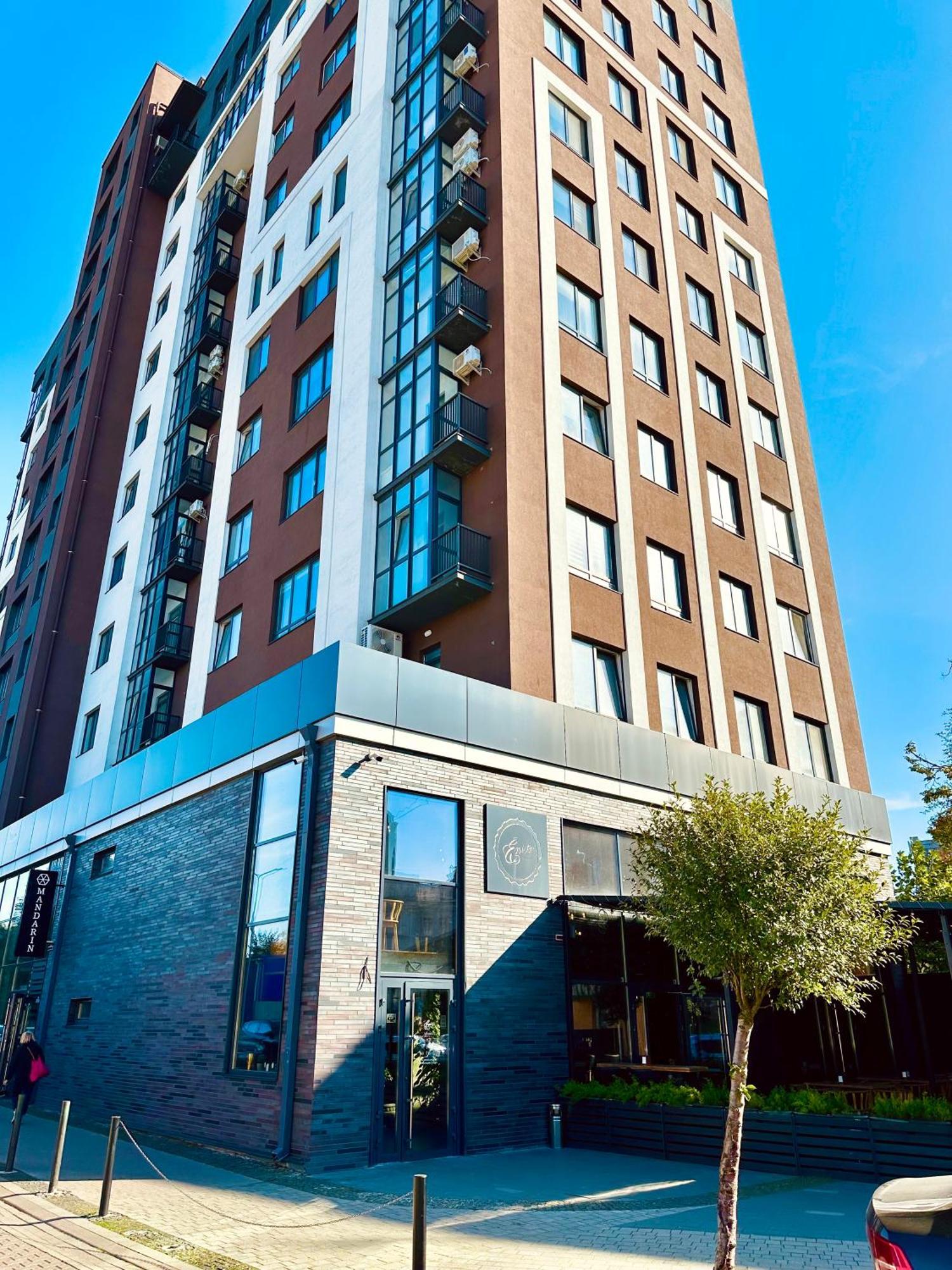 Modern Apartments With A Coffee Machine In The City Center, A View Of The City Rivne Kültér fotó