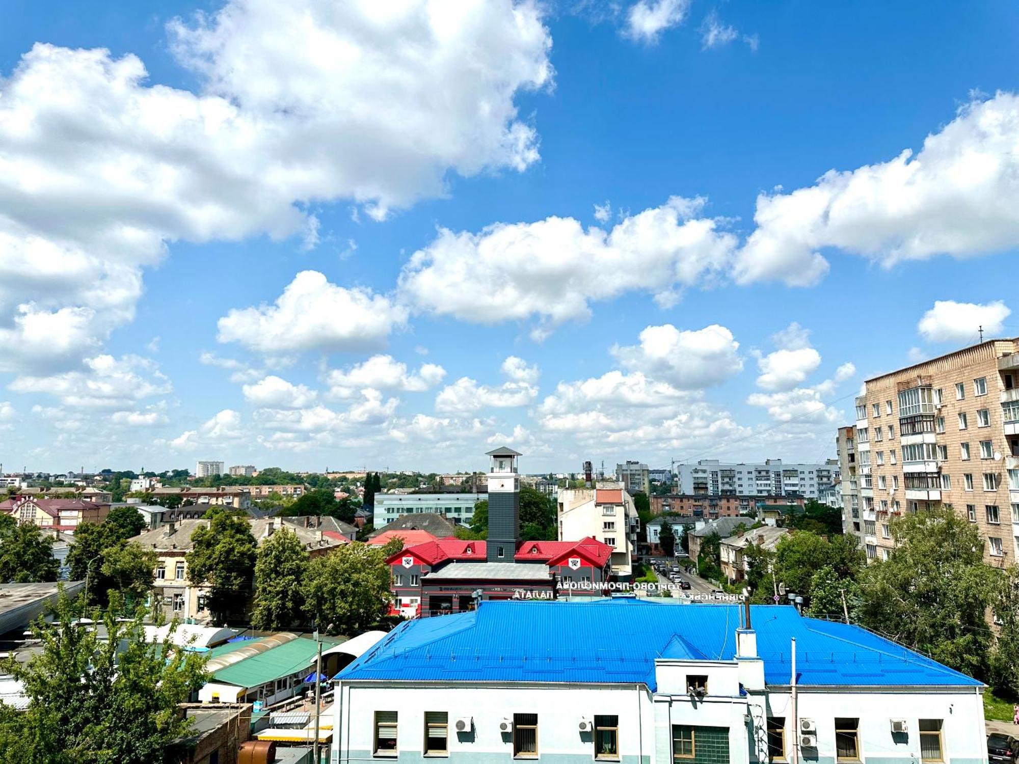 Modern Apartments With A Coffee Machine In The City Center, A View Of The City Rivne Kültér fotó