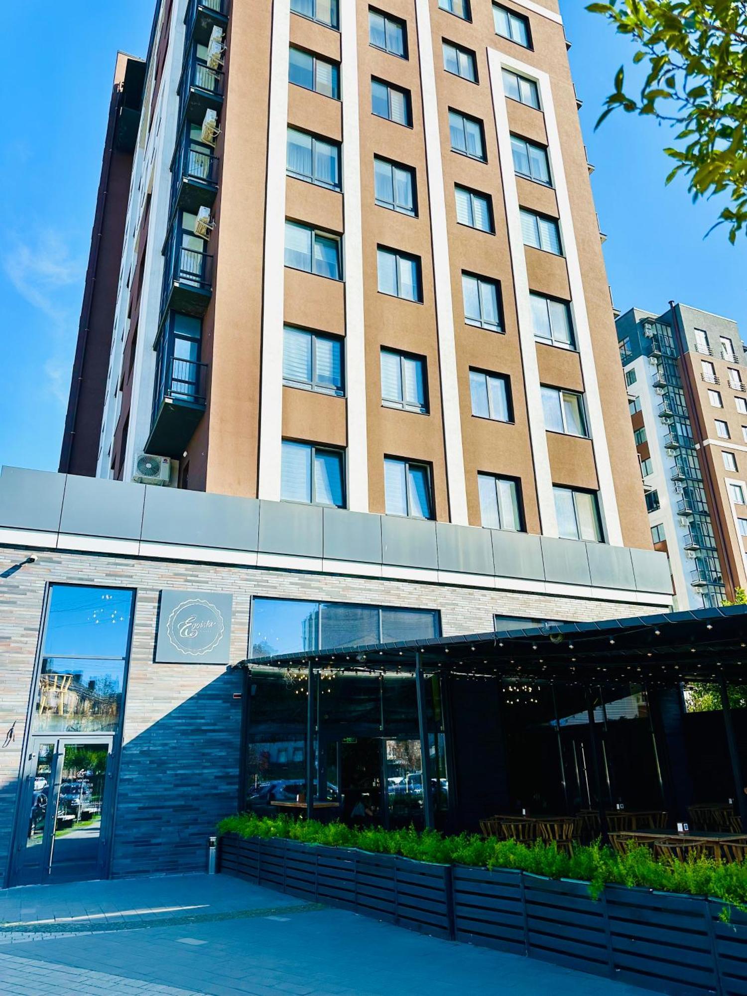 Modern Apartments With A Coffee Machine In The City Center, A View Of The City Rivne Kültér fotó