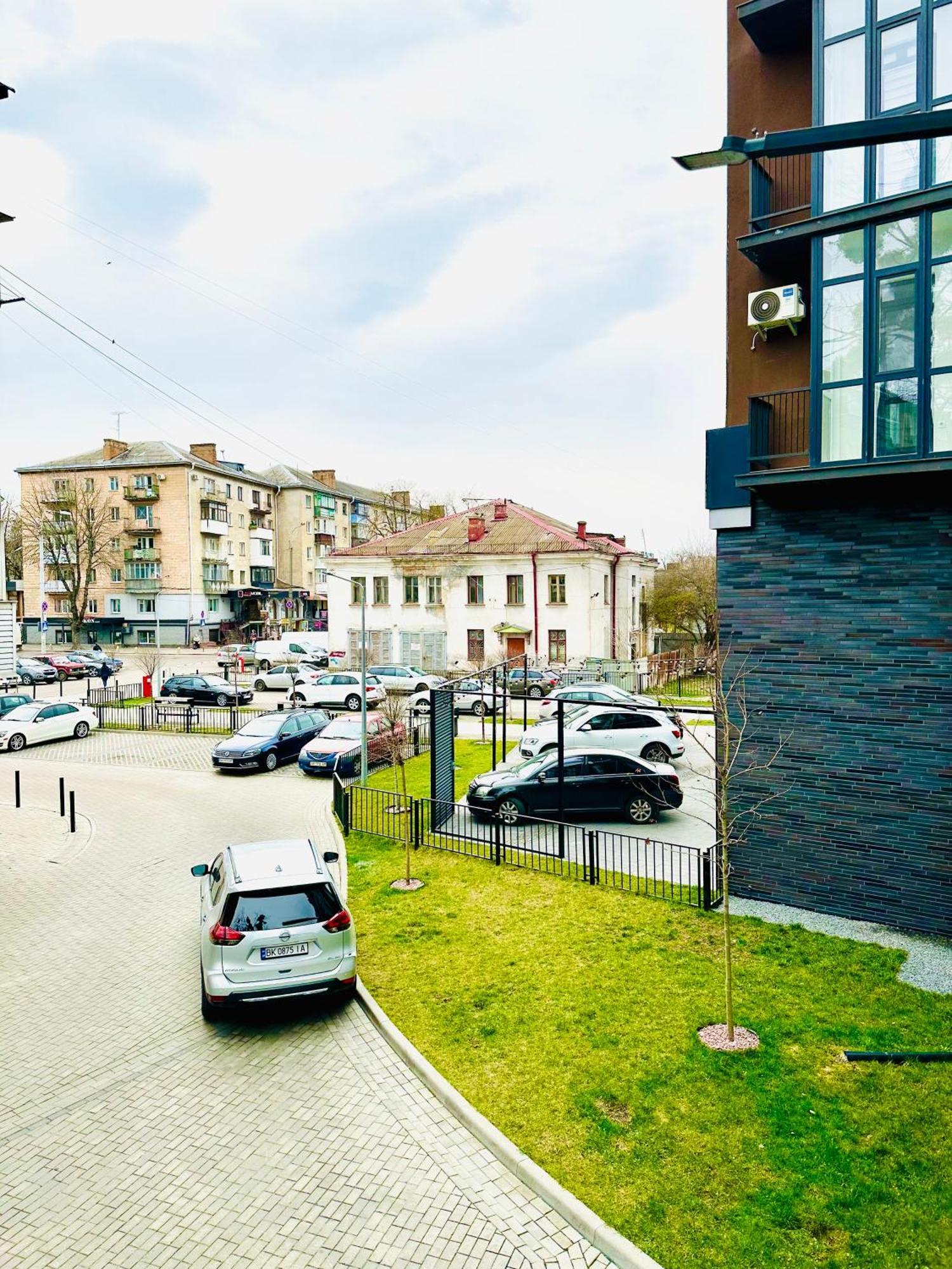 Modern Apartments With A Coffee Machine In The City Center, A View Of The City Rivne Kültér fotó
