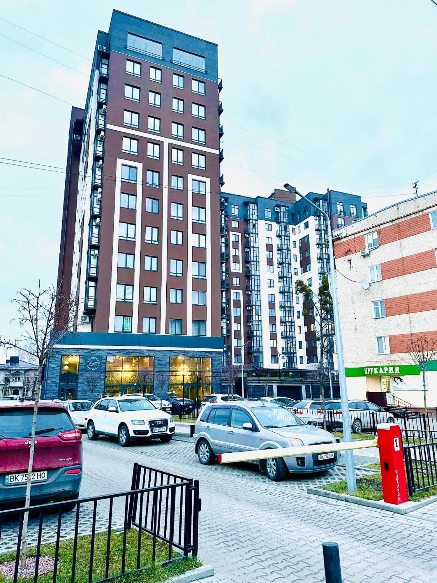 Modern Apartments With A Coffee Machine In The City Center, A View Of The City Rivne Kültér fotó