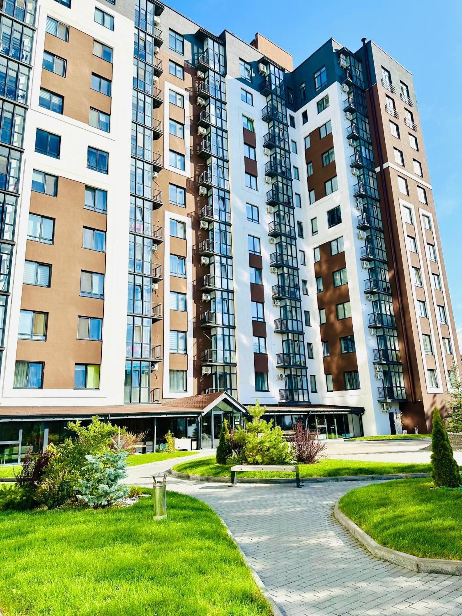 Modern Apartments With A Coffee Machine In The City Center, A View Of The City Rivne Kültér fotó