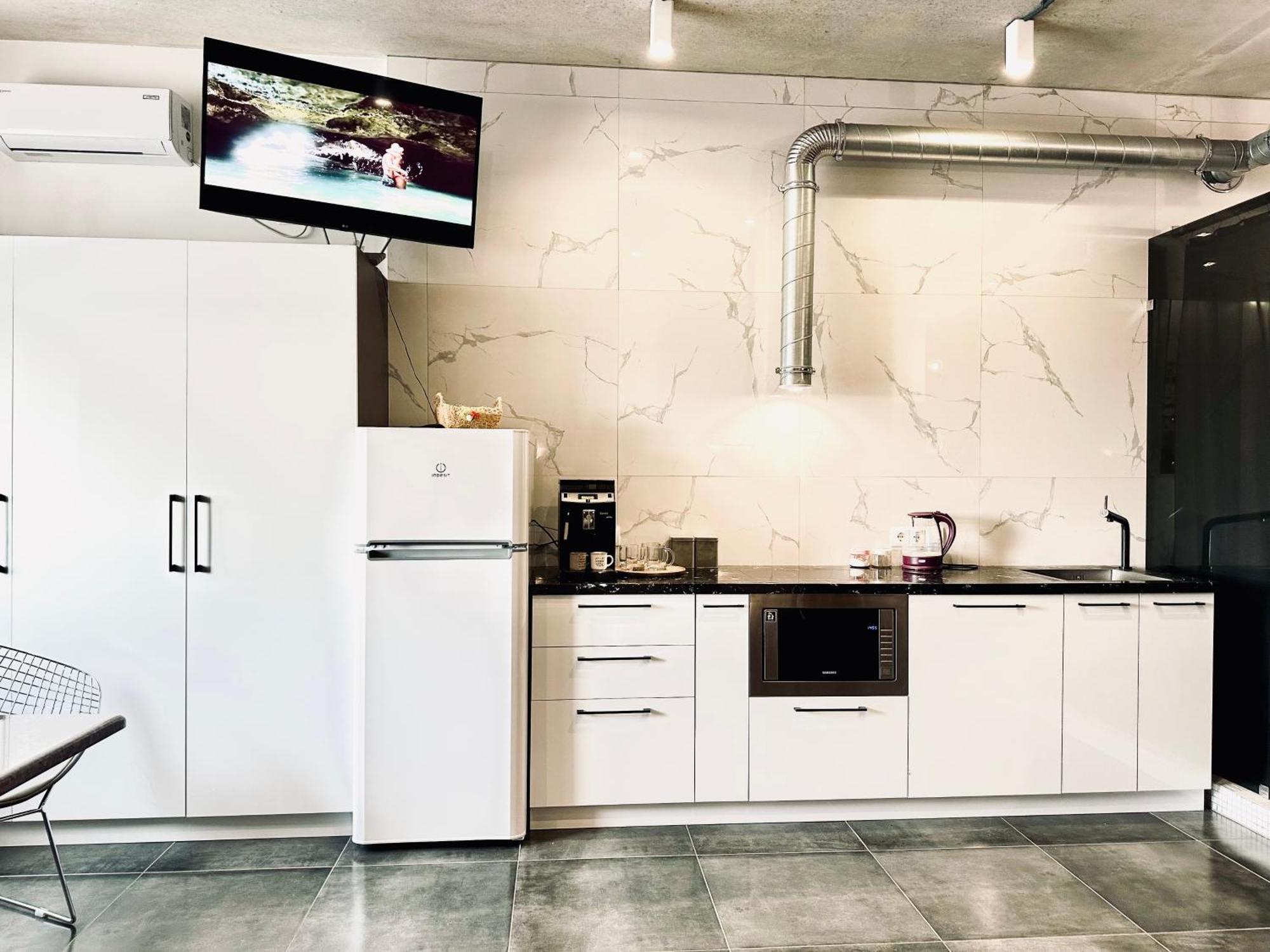 Modern Apartments With A Coffee Machine In The City Center, A View Of The City Rivne Kültér fotó