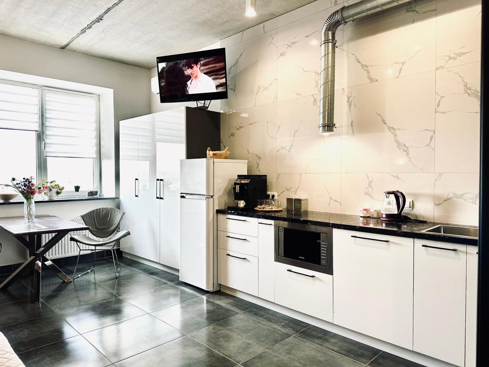 Modern Apartments With A Coffee Machine In The City Center, A View Of The City Rivne Kültér fotó