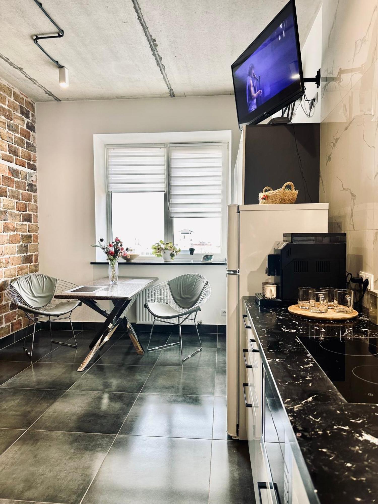 Modern Apartments With A Coffee Machine In The City Center, A View Of The City Rivne Kültér fotó